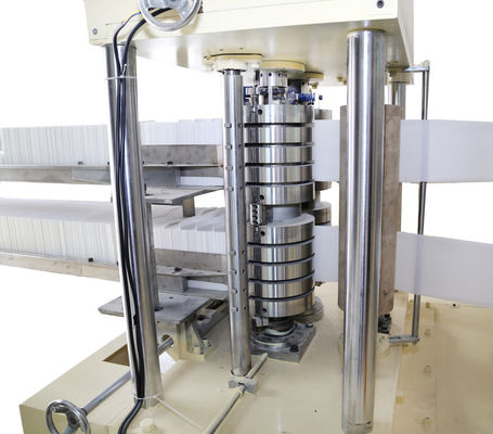 Vier Linien 4000 Blätter/Min Napkin Embossing Machine