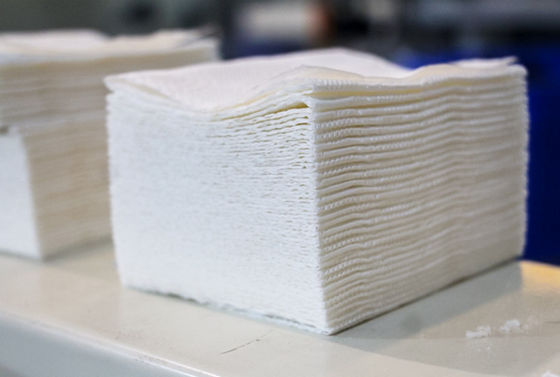 Pneumatische aufschlitzende Papier-Maschine des Abschminktuch-380V für v-Falte